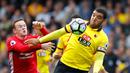 Pemain Watford, Troy Deeney, berebut bola dengan pemain MU, Wayne Rooney, dalam laga Premier League di Stadion Vicarage Road, Minggu (18/9/2016). (Reuters/Eddie Keogh)