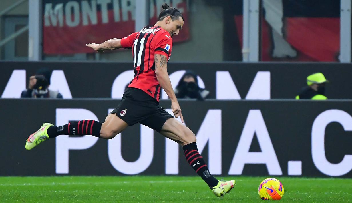 Milan mendapatkan peluang emas di menit ke-69. Alexis Saelemaekers menyodorkan bola ke Zlatan Ibrahimovic. Sayangnya, striker berdarah Swedia itu gagal membidik gawang Inter Milan dengan tepat. (AFP/Tiziana Fabi)