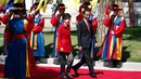 Presiden RI, Joko Widodo berjalan bersama Presiden Korea Selatan Park Geun-hye di Blue House, Korea Selatan (16/5). Jokowi dan Presiden Park melakukan pertemuan bilateral, termasuk untuk membahas 7 nota kesepahaman. (AFP PHOTO/KIM HONG-JI)