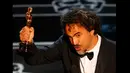 Alejandro Inarritu menerima piala Oscar untuk sutradara terbaik dalam film "Birdman" di Academy Awards ke-87 di Dolby Theatre, Los Angeles, California, (22/2/2015). (Reuters/Mike Blake)