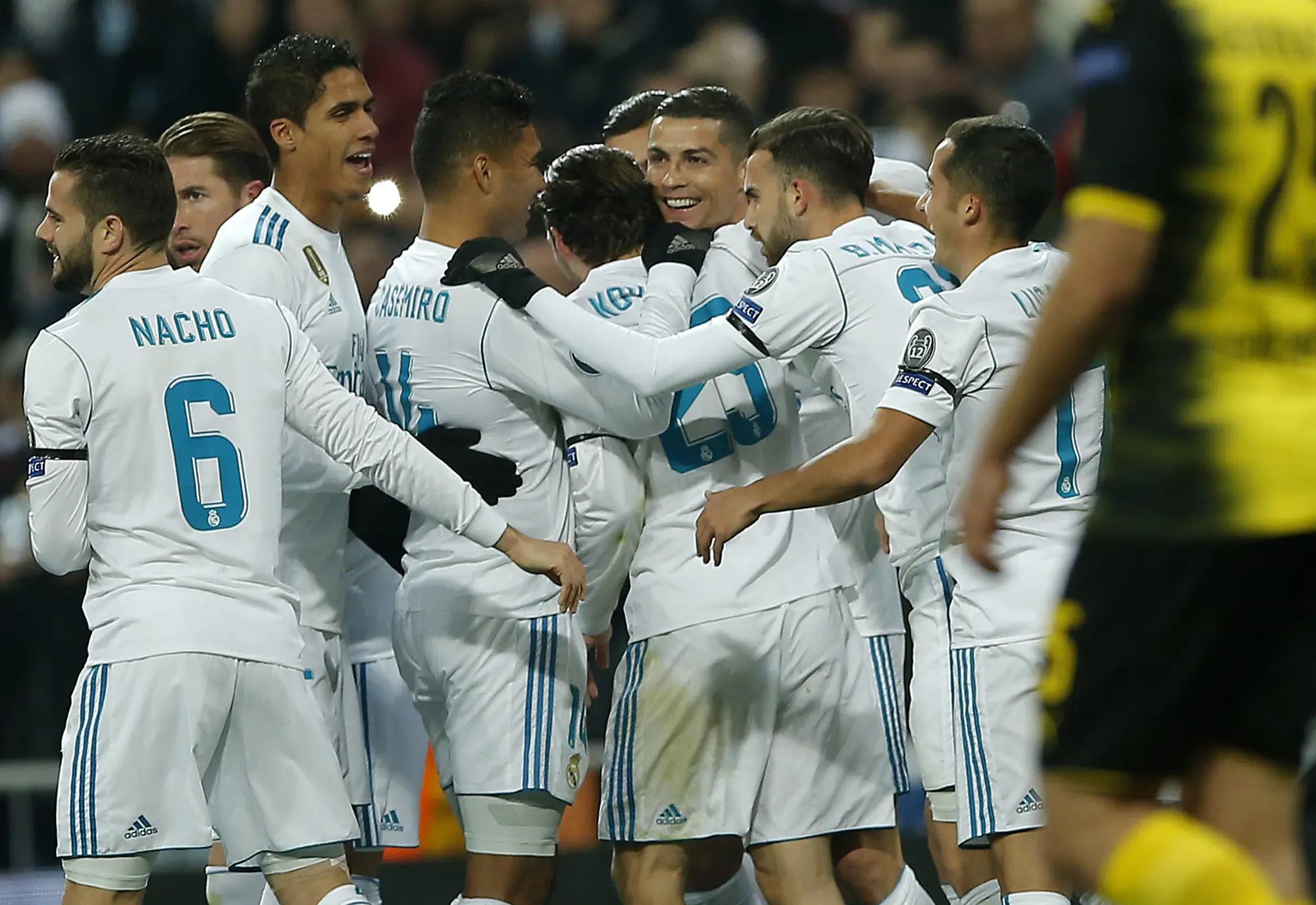 Para pemain Real Madrid merayakan gol Cristiano Ronaldo ke gawang Borussia Dortmund pada ajang Liga Champions, di Santiago Bernabeu, Kamis (7/12/2017) dini hari WIB. (AP/Paul White).