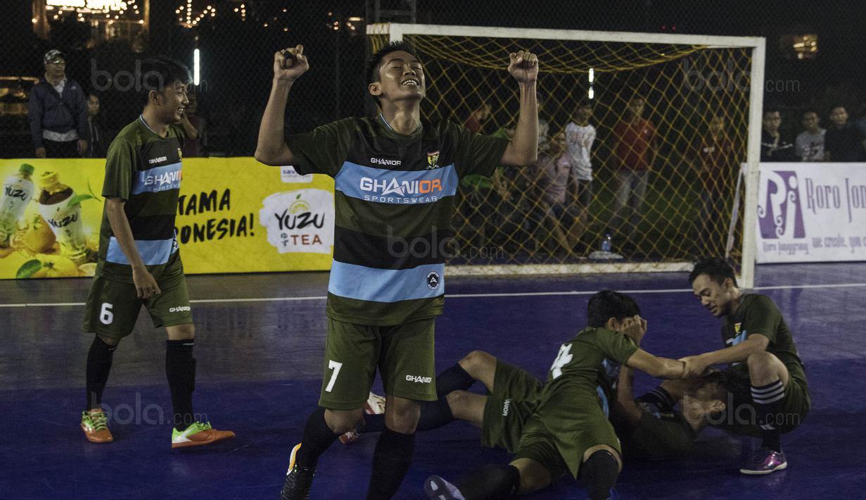 Para pemain Adira FC merayakan gelar juara Grand Final Super Soccer Futsal Battle 2017 di Bintaro Xchange, Tangerang, Minggu (22/10/2017). Adira FC menang adu penalti atas Merah Jaya Bekasi. (Bola.com/Vitalis Yogi Trisna)
