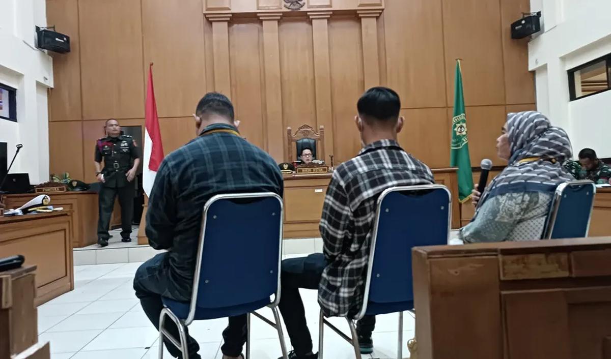"Ada terima kiriman video?" tanya salah satu Oditur Militer II-07.<br>