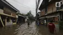 Warga beraktivitas diarea lingkungannya yang tergenang banjir di Jalan Hang Lekir, Kebayoran Lama, Jakarta Selatan, Rabu (1/1/2020). Banjir tersebut disebabkan karena tingginya intensitas hujan yang mengguyur sejak Selasa (31/12/2019). (Liputan6.com/Johan Tallo)