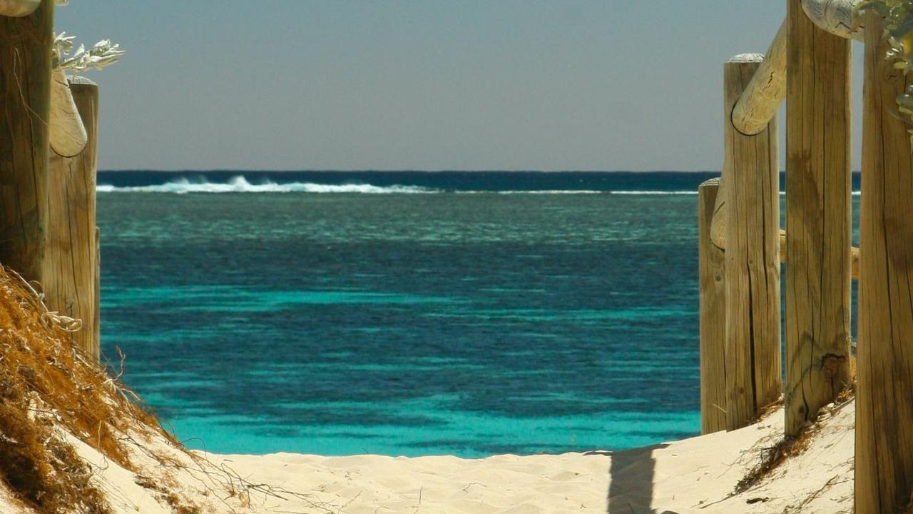 Pantai Anyer adalah sebuah destinasi wisata yang memikat, terletak di pesisir barat Provinsi Banten, Indonesia. Dengan pasir putih yang lembut, ombak yang memikat, dan panorama alam yang menakjubkan, Pantai Anyer menawarkan pengalaman liburan yang tak ter