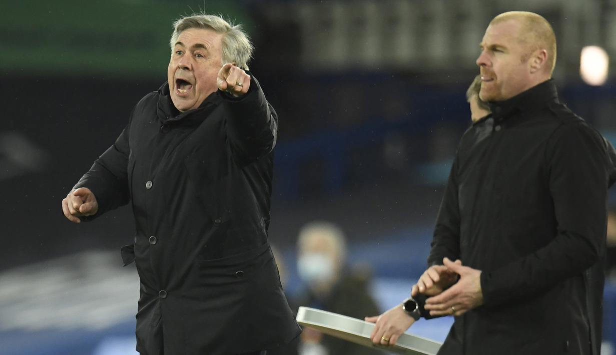 Pelatih Everton, Carlo Ancelotti, memberikan arahan kepada anak asuhnya saat melawan Burnley pada laga Liga Inggris di Stadion Goodison Park, Sabtu (13/3/2021). Burnley menang dengan skor 2-1. (Peter Powell/Pool via AP)