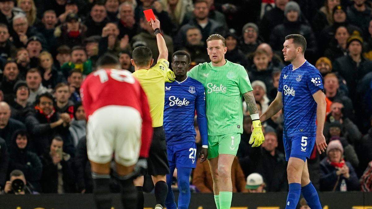 Bos Everton Kritik Wasit yang Berikan Kartu Merah Pada Gueye di Laga Lawan Man United: Harusnya Berpikir Lebih Lama