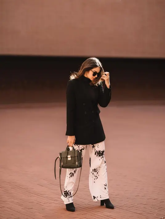 Ciptakan tampilan berkelas dengan padanan double breasted blazer dengan long pants putih bermotif seperti Enzy Storia ini. [Foto: IG/enzystoria].