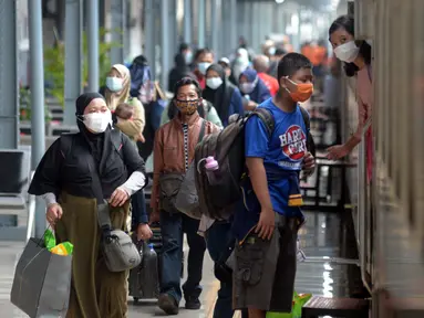 Penumpang menaiki kereta api Bangunkarta jurusan Jakarta-Jombang di Stasiun Senen, Jakarta, Selasa (18/5/2021). Berakhirnya larangan mudik pada 17 Mei 2021, Stasiun Senen ramai oleh pemudik susulan yang hendak berangkat ke kampung halaman di Jawa Tengah dan Jawa Timur. (merdeka.com/Imam Buhori)