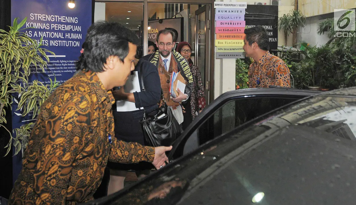 Komisaris HAM PBB, Zeid Ra'ad Al Hussein usai melakukan dengan Komnas HAM dan Komnas Perempuan di Jakarta, Senin (5/2). Zeid Ra'ad Al Hussein diundang pemerintahan Indonesia untuk membahas masalah HAM di Indonesia. (Liputan6.com/Herman Zakharia)