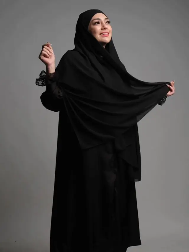 7 Potret Tampilan Celine Evangelista dalam Balutan Hijab Hitam di Pemotretan Terbaru, Tuai Pujian
