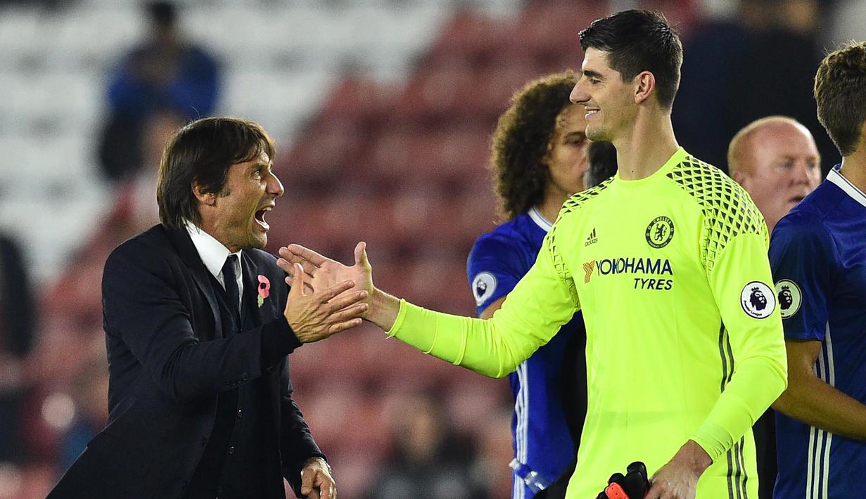 Antonio Conte (kiri) bersalaman dengan kiper Chelsea, Thibaut Courtois usai laga melawan Southampton pada lanjutan Premier League di St Mary's Stadium, Southampton, (30/10/2016). Chelsea menang 2-0. (AFP/Glyn Kirk)