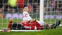 Pemain Manchester United, Marouane Fellaini tampak kecewa usai gagal meraih kemenangan atas Middlesbrough pada laga Piala Liga Inggris di Stadion Old Trafford, Inggris, Rabu (28/10/2015). (Action Images via Reuters/Jason Cairnduff)