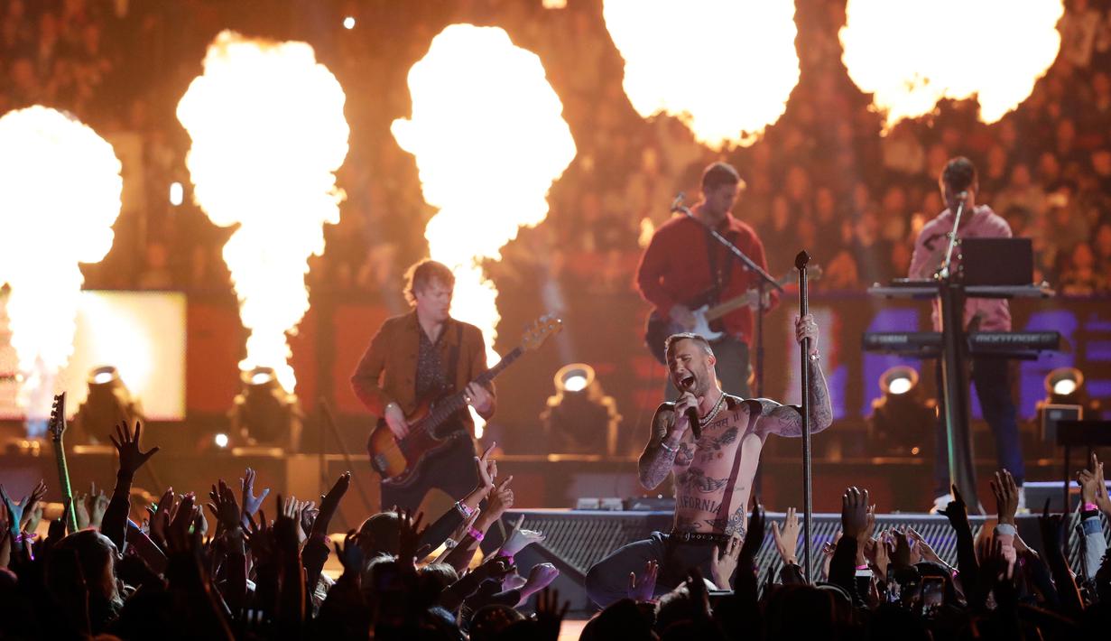 Penampilan vokalis Maroon 5 Adam Levine saat memeriahkan pertandingan antara Los Angeles Rams dan New England Patriots dalam Super Bowl LIII di Atlanta, Georgia, AS, Minggu (3/2). (AP Photo/Jeff Roberson)