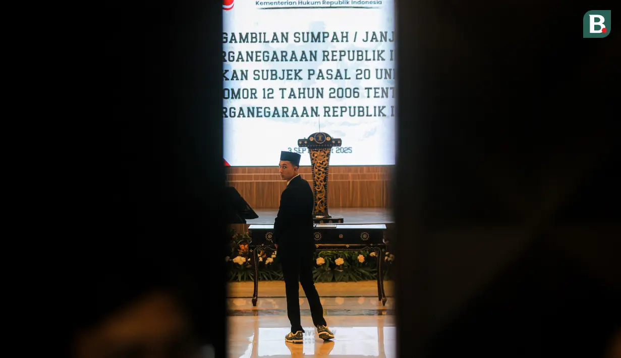 <p>Pemain FC Utrecht, Miliano Jonathans menunggu prosesi pengambilan sumpah kewarganegaraan Republik Indonesia di Kementerian Hukum dan HAM, Kuningan, Jakarta Selatan, Rabu (03/09/2025). (Bola.com/Bagaskara Lazuardi)</p>