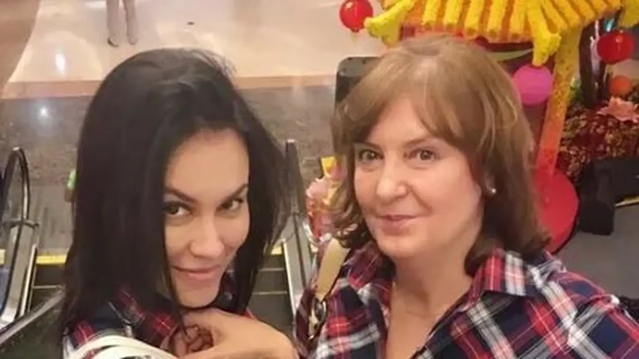 Jarang Terekspos, Ini 6 Potret Kebersamaan Sophia Latjuba dan Ibu Bulenya