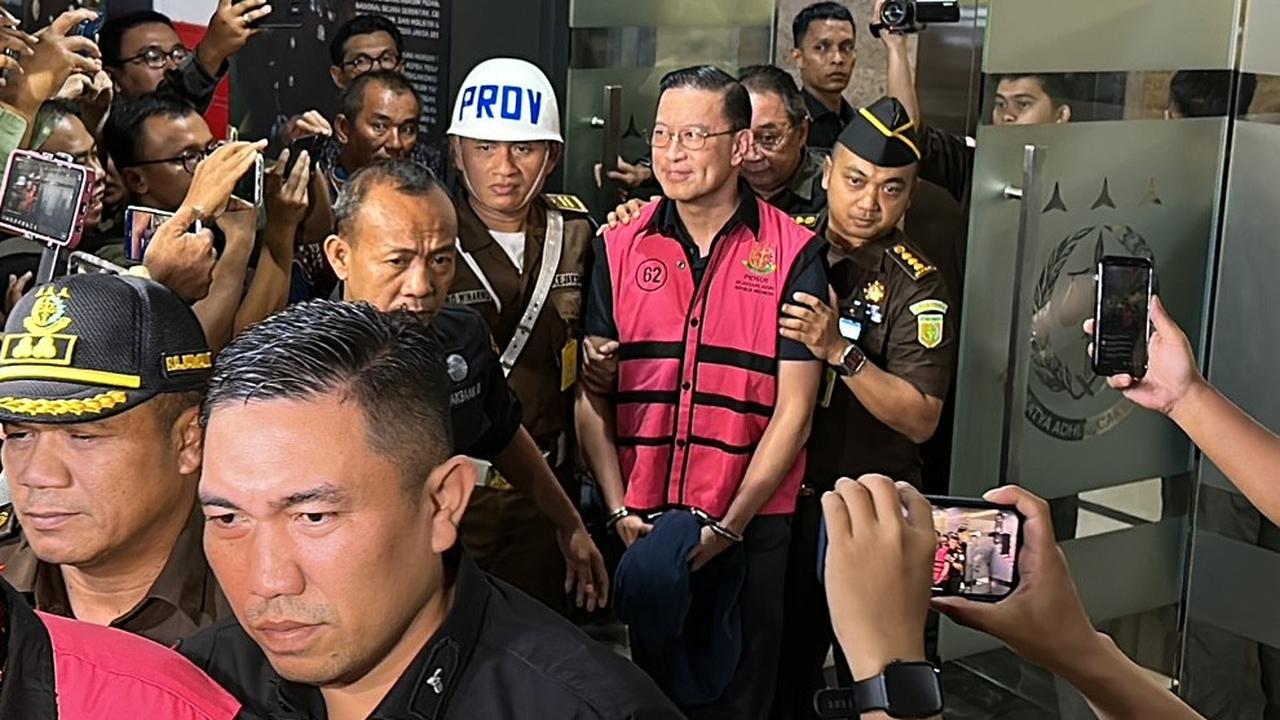 Penampakan Tom Lembong Pakai Rompi Tahanan Kejagung usai jadi Tersangka Korupsi