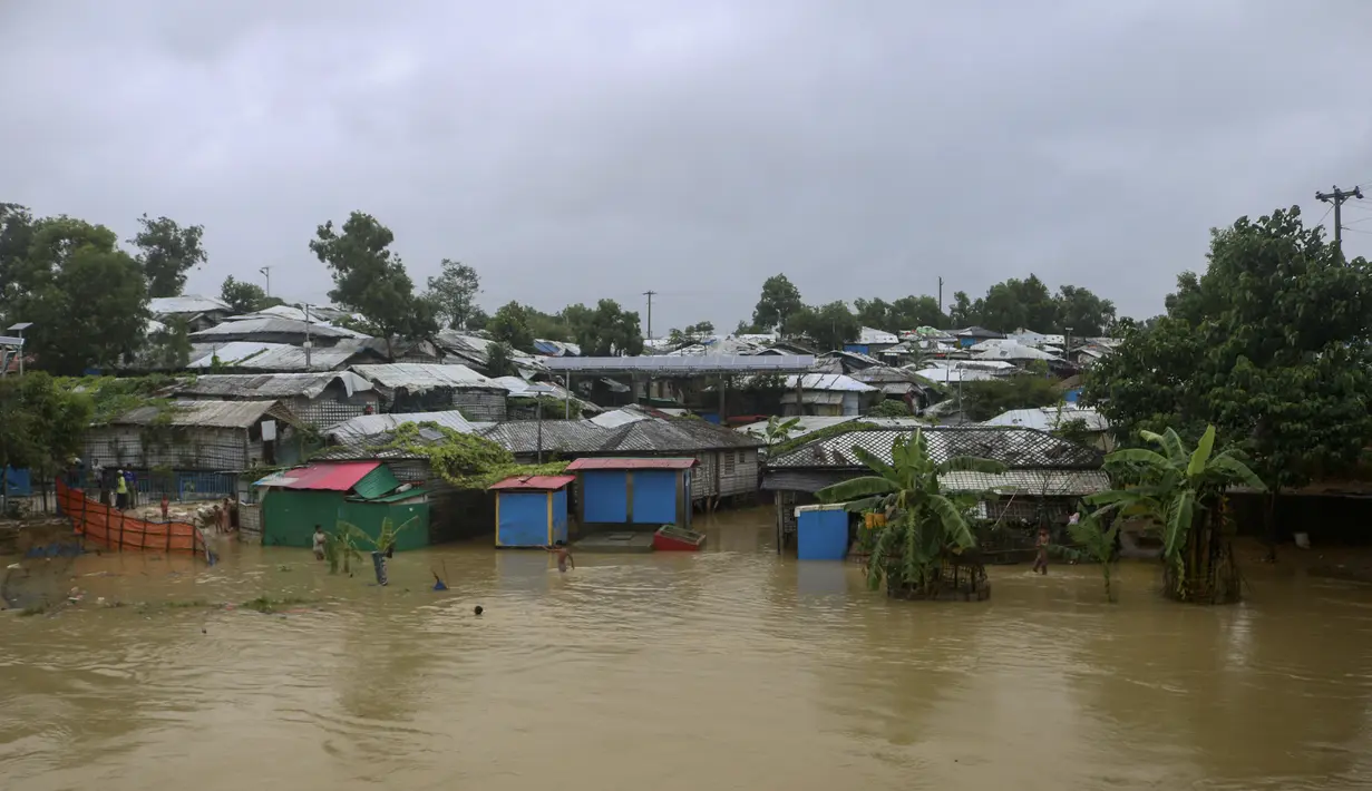 Pemandangan tempat penampungan yang tergenang air setelah hujan lebat di kamp pengungsi Rohingya di Kutupalong, Bangladesh (28/7/2021).  Hujan deras berhari-hari telah membuat ribuan tempat penampungan di berbagai kamp pengungsi Rohingya di Bangladesh Selatan terendam air. (AP Photo/Syafiqur Rahman)