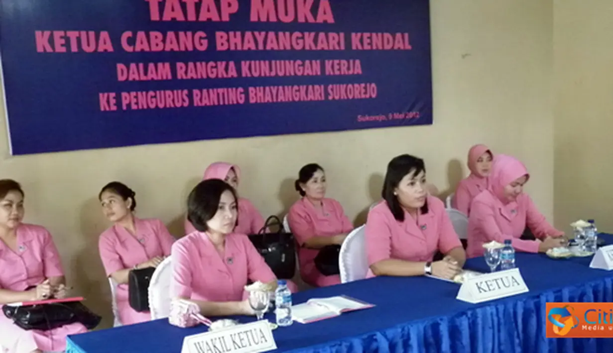 Citizen6, Kendal: Jajaran Bhayangkari Polres Kendal mengadakan kunjungan kerja ke Seluruh Polsek di Wilayah hukum Polres Kendal dimulai dari Ranting Polsek Plantungan dan Sukorejo Rabu (9/5). (Pengirim: Aryo Widiyanto)