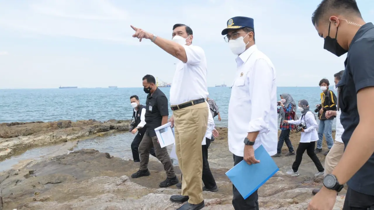 Menteri Perhubungan Budi Karya Sumadi mendampingi Menteri Koordinator Bidang Kemaritiman dan Investasi Luhut Binsar Pandjaitan, pada Senin (24/1), meninjau kawasan Tanjung Pinggir, Kota Batam, Provinsi Kepulauan Riau.