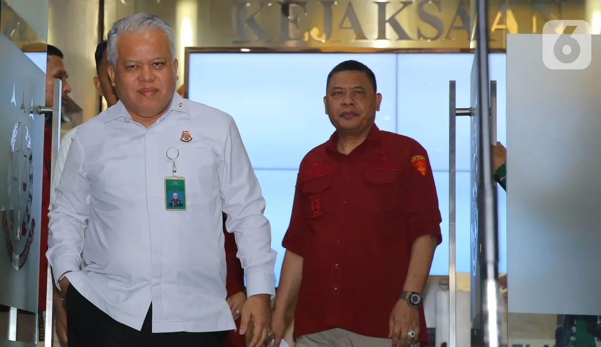 Kepala Pusat Penerangan Hukum (Kapuspenkum) Kejaksaan Agung (Kejagung) Harli Siregar (kiri) bersama Direktur Penyidikan Jaksa Agung Muda Bidang Tindak Pidana Khusus (Jampidsus) Abdul Qohar sesaat sebelum menyampaikan keterangan terkait penangkapan sekaligus penahanan tiga tersangka Hakim pada Pengadilan Negeri Surabaya di gedung Kejaksaan Agung, Jakarta, Rabu (23/10/2024) malam. (Liputan6.com/Angga Yuniar)
