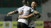 Dua pemain Persikabo 1973, Ciro Alves dan Dimas Drajad, merayakan gol ke gawang Barito Putera dalam lanjutan BRI Liga 1 2021/2022. (Bola.com/M. Iqbal Ichsan)