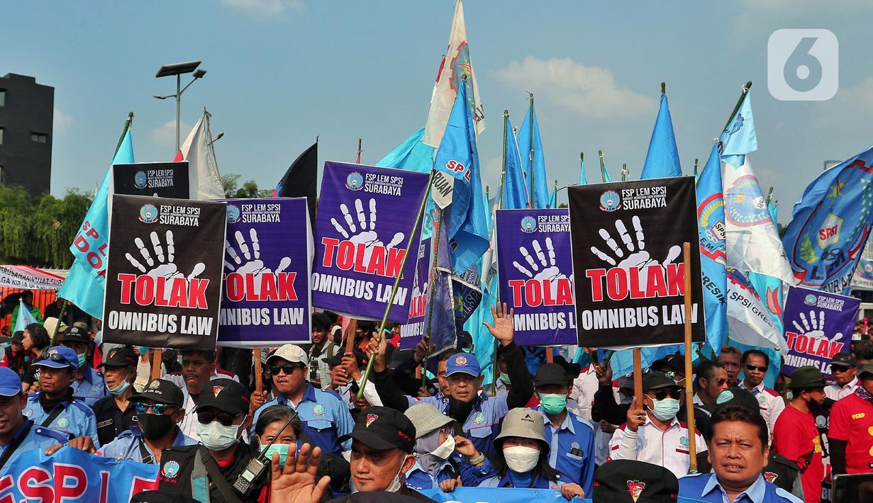 Sejumlah buruh melakukan unjuk rasa di depan Gedung DPR, Jakarta, Rabu (10/8/2022). Dalam aksi tersebut mereka menuntut agar pemerintah menghapus Omnibus Law. (Liputan6.com/Angga Yuniar)