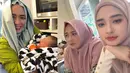 Selama ini tidak banyak yang tahu, ternyata ibunda Inara Rusli merupakan artis senior. Bahkan, sang ibu pernah menjadi lawan main bareng dengan Marshanda dalam sinetron Bidadari. Ibunda Inara merupakan artis era 2000-an bernama Mercy Lubis. [Instagram/mommy_starla]