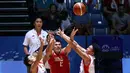 Pebasket putra Indonesia, Ebrahim Lopez Enguio, berusaha melewati hadangan pemain Singapura dalam semi final basket SEA Games 2015. (Bola.com/Arief Bagus)