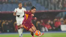Pemain Roma, Paulo Dybala, melepaskan tembakan dalam pertandingan Serie A melawan AC Milan di Olimpico, Senin (26/1/2026). (AP Photo/Gregorio Borgia)