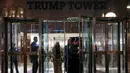 Polisi dan petugas pemadam berjalan keluar usai melakukan penyelidikan di Trump Tower, Manhattan, New York, Kamis (28/4). Sebuah surat yang mengandung serbuk putih mencurigakan dikirimkan untuk bakal calon presiden AS, Donald Trump (REUTERS/Carlo Allegri)