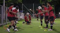 Sejumlah pemain Timnas Indonesia U-22 saat berlatih menjelang SEA Games 2023 di Lapangan A, Kompleks Stadion Utama Gelora Bung Karno (SUGBK), Senayan, Jakarta, Rabu (05/04/2023). Garuda Muda nantinya akan tergabung di Grup A bersama tuan rumah Kamboja, Timor Leste, Filipina, dan Myanmar. (Bola.com/Bagaskara Lazuardi)