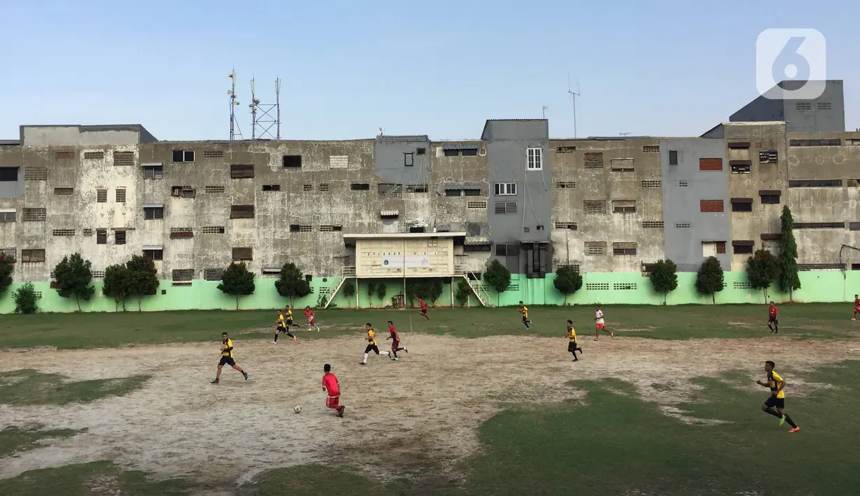 Warga berlatih sepak bola di Stadion Voetbalbond Indonesia Jacatra (VIJ), Petojo, Jakarta, Rabu (18/12/2019). Stadion ini juga dialihfungsikan diantaranya sebagai tempat acara musik dan pesta pernikahan yang keuntungannya dijadikan biaya perawatan. (Liputan6.com/Immanuel Antonius)