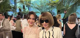 Shandy Aulia hadir di Dior Haute Couture Autumn/Winter 2026/2027 di Paris. Ia tampil bergaya vintage dengan Dior Babe Bag dan sandal bow baby pink. (@shandyaulia)