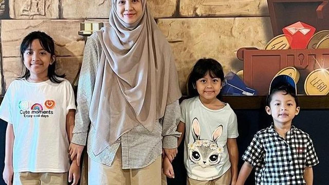 Melalui unggahan terbaru, Natasha Rizky terlihat mengabadikan momen kebersamaan dengan anak-anaknya. Diketahui, wanita yang akrab disapa Caca ini mengajak ketiga anaknya berlibur ke Malaysia.
