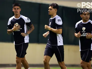 Pemain Timnas Indonesia, Mees Hilgers, Shayne Pattynama, dan Asnawi Mangkualam (kiri ke kanan) mengikuti latihan menjelang laga Kualifikasi Piala Dunia 2026 melawan Bahrain di Hamad Town Youth &amp; Sports Ground pada Senin (07/10). (Dok. PSSI)