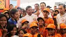 Mensos Idrus Marham foto bersama anak-anak berprestasi dalam acara Gebyar Prestasi Keluarga Sejahtera Indonesia 2018 di Jakarta, Minggu (12/8). Anak-anak diharapkan bisa mengaktualisasikan prestasi yang diraih. (Liputan6.com/Faizal Fanani)