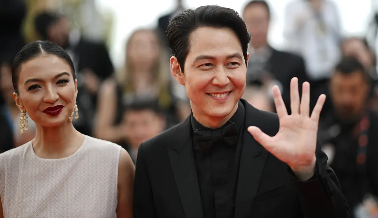 Aktris Indonesia Raline Shah (kiri) bersama aktor dan sutradara Korea Selatan Lee Jung-Jae tiba untuk pemutaran film "Decision to Leave (Heojil Kyolshim)" selama Festival Film Cannes edisi ke-75 di Cannes, Prancis selatan, pada 23 Mei 2022. Raline Shah bercampur dengan selebriti dari berbagai negara, termasuk bintang Squid Game, Lee Jung Jae. (Photo by LOIC VENANCE / AFP)