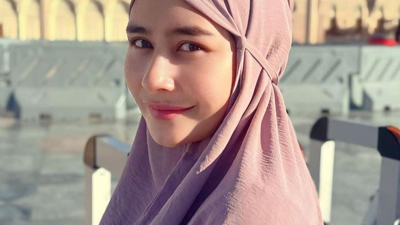 Prilly Latuconsina tengah menjalankan ibadah umroh bersama keluarga.&nbsp;