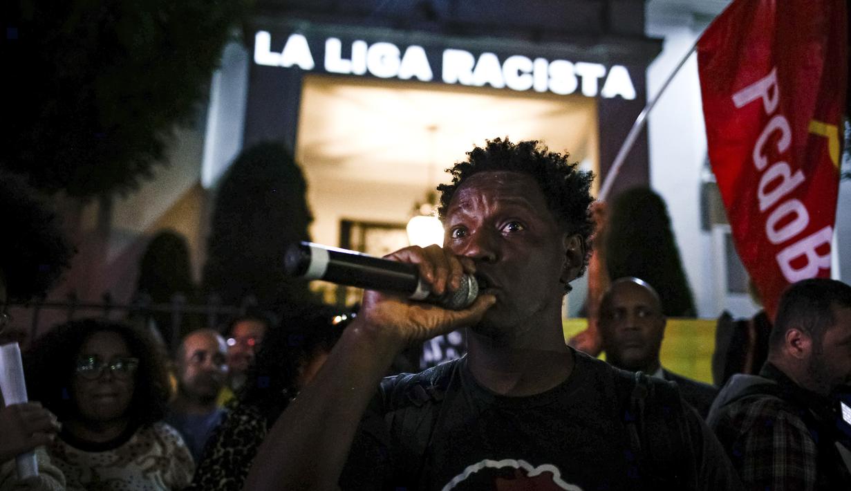 Vinicius, yang berkulit hitam, telah menjadi sasaran ejekan rasis berulang kali sejak ia tiba di Spanyol lima tahun lalu. (AP Photo/Tuane Fernandes)