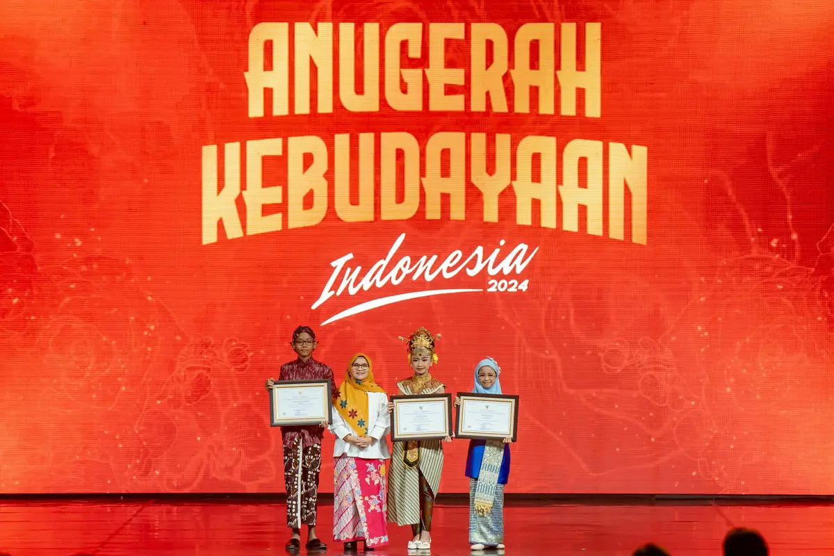 Kemendikbudristek mengapresiasi dedikasi kerja budaya yang dilakukan oleh tiga anak sekaligus memberikan penghargaan pada malam puncak Anugerah Kebudayaan Indonesia 2024 (AKI 2024).