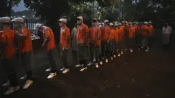 Anak-anak sekolah berbaris untuk pemeriksaan keamanan sebelum gladi bersih upacara Hari Kemerdekaan di monumen Benteng Merah saat hujan di New Delhi, India, Kamis, (13/8/2020). India akan  merayakan Hari Kemerdekaan ke-74 pada 15 Agustus. (AP Photo / Manish Swarup)