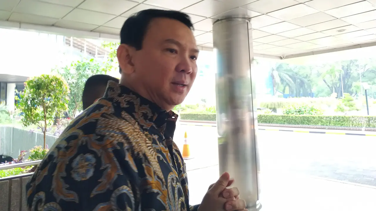 Mantan Gubernur DKI Jakarta Basuki Tjahaja Purnama atau akrab disapa Ahok menyambangi kantor Kementerian BUMN, Rabu (13/11/2019).