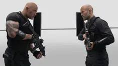 Aktor Dwayne Johnson (kiri) dan Jason Statham saat beradegan dalam film terbarunya "Fast & Furious Presents: Hobbs & Shaw.". Fast & Furious Presents: Hobbs & Shaw adalah film aksi Amerika tahun 2019. (Daniel Smith/Universal Pictures via AP)