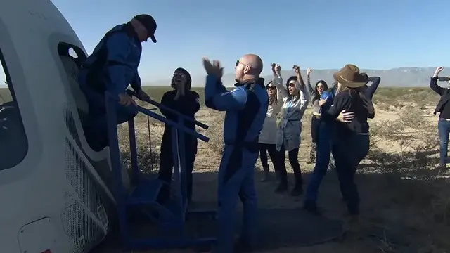 Pendiri Blue Origin Jeff Bezos menyambut aktor Star Trek William Shatner usai kembali dari penerbangan ke luar angkasa pada Rabu (14/10/2021) (Tangkapan Layar YouTube Blue Origin).