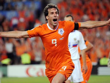 Tak hanya terkenal dalam menghasilkan pesepak bola hebat, Belanda juga mampu menghasilkan para pelatih berkualitas, baik di level klub maupun timnas. Kemampuan manjerial para pelatih tersebut salah satunya dihasilkan dari pengalamnnya bermain bersama Timnas Belanda. Seperti 5 eks penggawa Tim Oranye berikut yang saat ini tengah dipercaya menjadi juru taktik di Liga Belanda pada musim 2022/2023. (AFP/Pierre-Philippe Marcou)