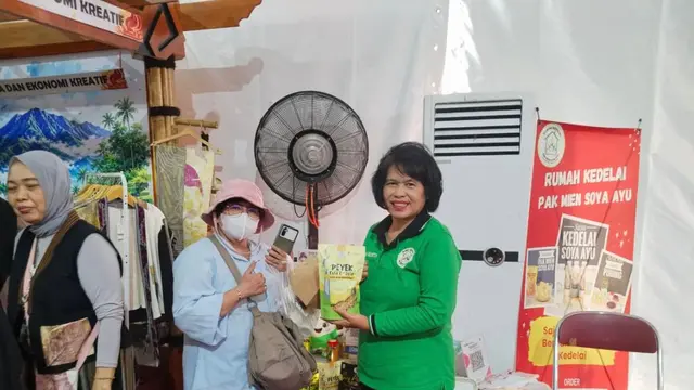 Agus Murtini (57) Saat Bazar UMKM Soya Ayu