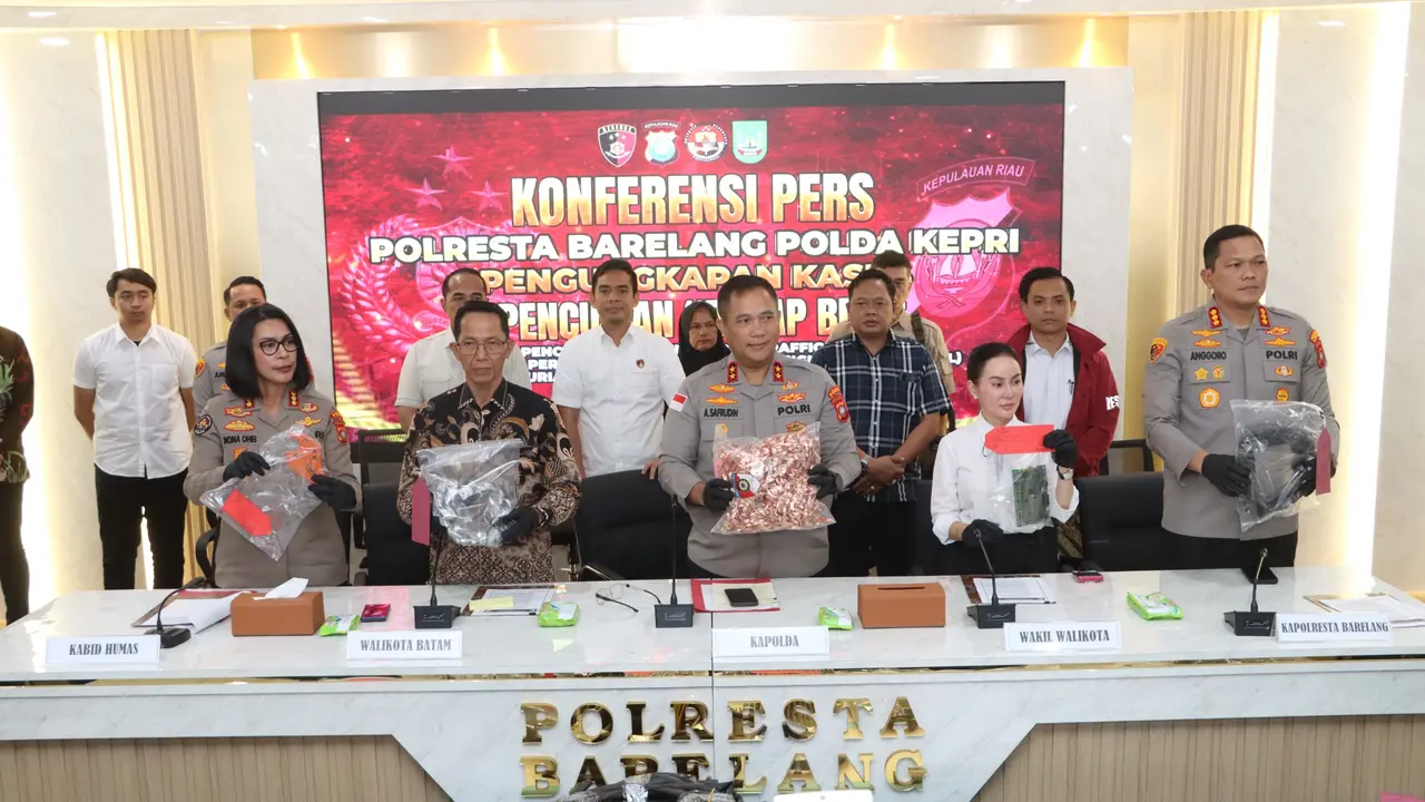 Polisi bongkar sindikat pencurian traffic light di Batam. (Liputan6.com/Ajang Nurdin)