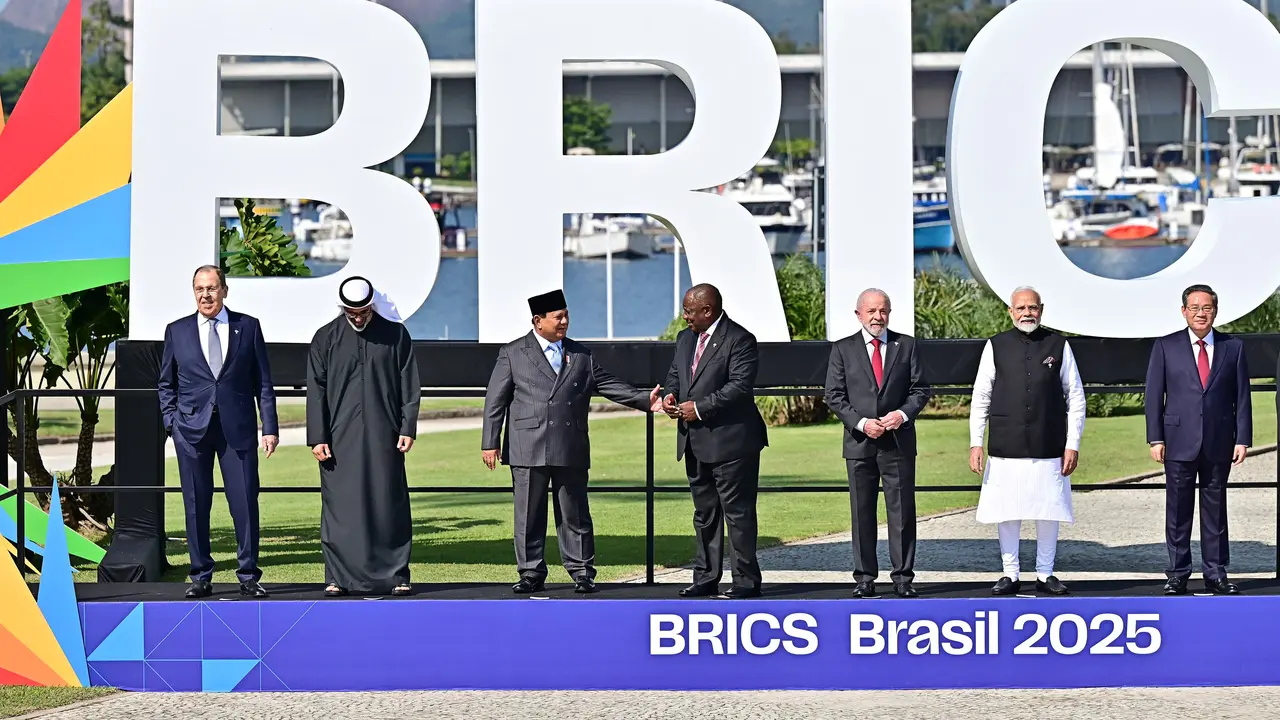 Presiden Prabowo Subianto menghadiri Konferensi Tingkat Tinggi (KTT) BRICS 2025 yang digelar di Museum of Modern Art (MAM), Rio de Janeiro, Brasil, Minggu (6/7/2025). Prabowo turut serta dalam sesi foto bersama seluruh pemimpin negara anggota BRICS.
