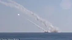 Sebuah gambar yang di rilis oleh Kementerian Pertahanan Rusia saat penyerangan terhadap Militan ISIS di Suriah dengan menggunakan rudal dari kapal selam Militer Rusia. (Dailymail.co.uk)